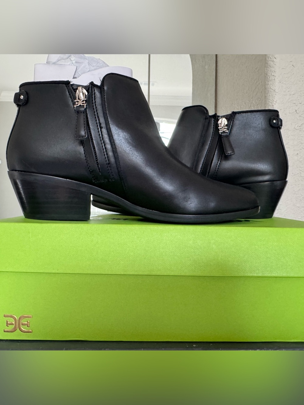 NIB Sam Edelman Sz 8.5 Petty Black Leather Ankle Boots - Sleek Zip Detail